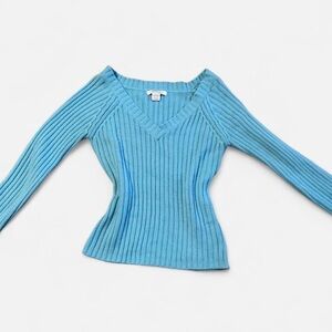 Blue fitted long sleeve sweater off-the-shoulder